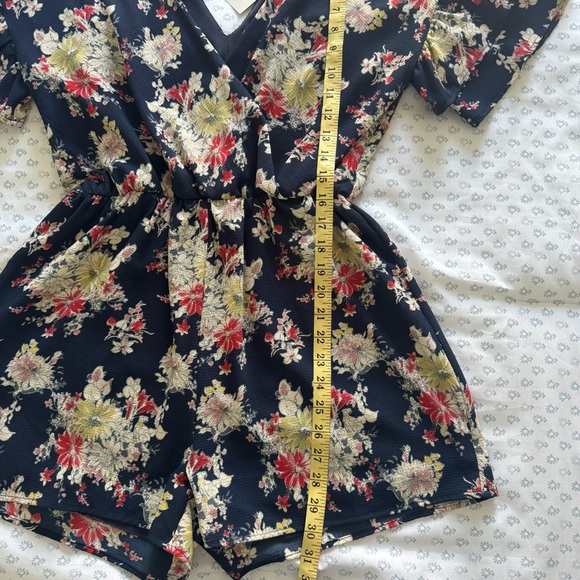Francesca’s NWT Miami Navy Floral Size Medium Romper - Picture 3 of 6